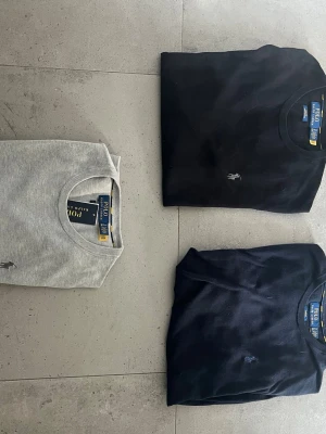 Ralph lauren tröjpaket - Säljer 3st merinoull tröjor från ralphlauren i grå, mörkblå och svart. Den gråa och svarta är helt oanvända, den blåa är använd ett par gånger. Allt är i toppskick. Alla 3 tröjor är i storlek S.