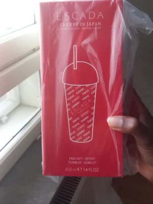 Escada Cherry in Japan tumbler - Limited edition tumbler från Escada Cherry in Japan. Röd förpackning med vit text och illustration av en bägare med lock och sugrör. Volymen är 400 ml (14 fl oz). Perfekt för dig som gillar snygga accessoarer till dryck.