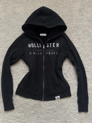 Zip up Hoodie Hollister  - Svart fodrad zip up Hoodie ifrån Hollister🤎