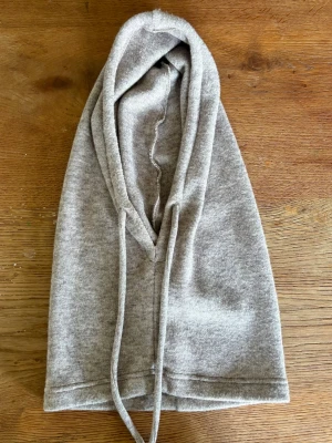 Balaclava - helt ny och helt oanvänd balaclava från märket ilou. är helt slutsåld i alla färger på hemsidan. i perfekt skick🩷🩷nypris: 275kr