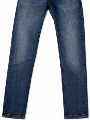 Skinny/Slim Diesel Jeans - Säljer ett par klassiska blå jeans med diskreta slitningar framtill. Jeansen har fem fickor, bälteshällor och en snygg tvättad look. Perfekta till en avslappnad stil och passar till det mesta i garderoben.