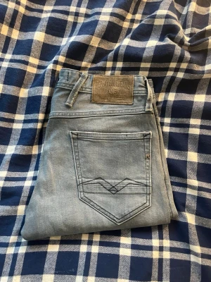 Replay jeans  - Replay Anbass jeans. Jag kan ej avgöra ifall dem är ljusblå eller ljusgrå då jag anser att dem ser olika ut i olika ljus! . JAG SKICKAR EJ FLER BILDER NÄR JAG BÄR JEANSEN! för bättre inblick i passformen rekommenderar jag att googla på modellnamnet. För storleksguide kolla måtten noggrant då jeansen alltid kan vara uppsydda heller krympta och jag ej tar emot returer :)