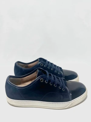 Lanvin Cap Toe Navy sneakers  - Lanvins i en riktigt fet navy modell med glans! Toppskick, inga defekter. Uk 8 passar 42/43. Kontakta mig för fler frågor och funderingar!