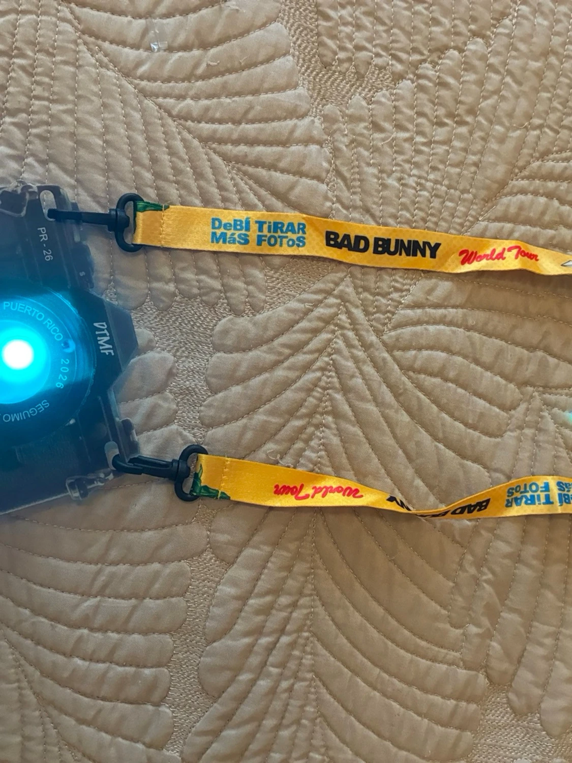 Kameraformad accessoar med gul rem från Artisten Bad Bunny - 3