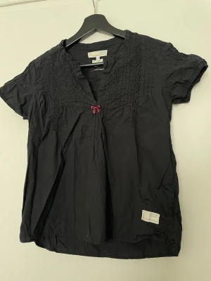 Blus med rosett - Gullig blus med rosett från Odd Molly. Storlek 1/xs 🤗