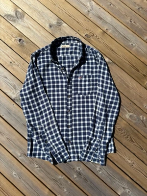 Hollister flanell skjorta ~ Sällsynt  - Säljer denna flanell Hollister skjorta i mycket bra skick. Storlek L. Passar perfekt för dig som är mellan 180-187! Hör av er vid frågor eller minsta fundering 🙌  Längd: 74 cm  Bred: 52,5 cm  Ärm: 70 cm