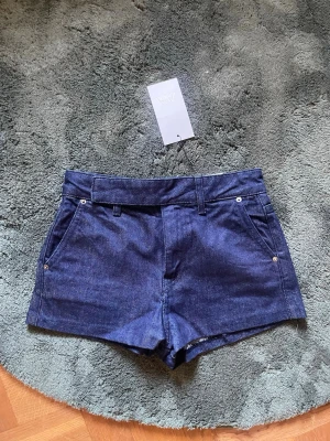 Jeansshorts  - Jeansshorts från Zara i storlek 32, helt nya med prislapp. Slutsålt 