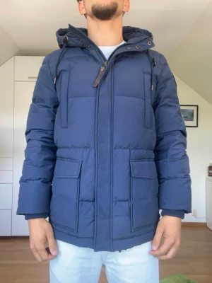 Mörkblå parkas från Lexington - Mörkblå parkasjacka från Lexington. Strl S. Inga defekter. Modellen är 178 cm och väger 77 kg. Hör gärna av dig vid frågor!