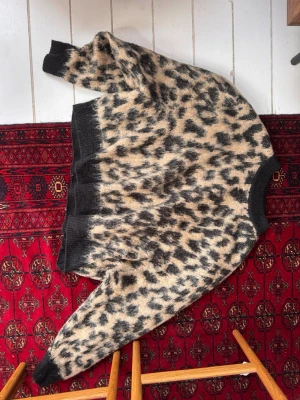 Stickad tröja leopard print  - Leopard print tröja! Den är så fin, skrin om du har fler frågor 