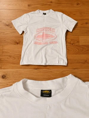 Corteiz t-shirt  - Corteiz t-shirt, white T-shirt with pink details🎨🎨 brand new tshirt in perfect condition 📦⭐🙌 great price💸💸 size-M📏📏 comes with bag and is well packaged and shipped from me with in 24 hours👌