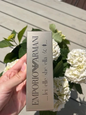 Emporio Armani Lei parfym - Emporio Armani Lei parfym i elegant, silverfärgad förpackning. Lådan har en stilren design med svart text och logga. Perfekt för dig som gillar exklusiva dofter och vill ha något klassiskt och tidlöst på parfymhyllan.