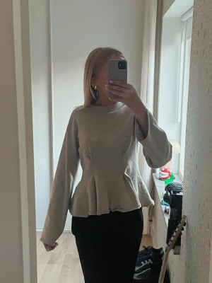 Beige volang tröja  - Jättesöt tröja från Gina Tricot, används endast 2-3 gånger. Nyskick, är storlek L men sitter som en xs/s, jättefin. Postar inom 1-2 dagar, oftast samma dag 🤎