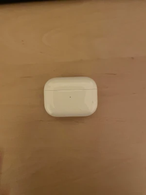  AirPods Pro 2 Laddningsfodral (2022)  - Säljer ett par oanvända AirPods Pro 2 laddningsfodral som fungerar helt perfekt och är i nyskick. Har även originella förpackningen som kommer med skalet.