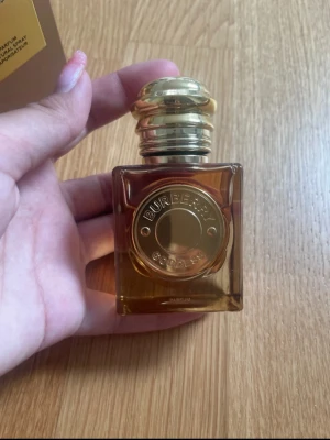 Burberry Goddess Parfym 30ml - Säljer denna Burberry Goddess parfym. Perfekt för dig som vill ha en elegant och exklusiv doft i samlingen. Skriv privat för fler bilder💕