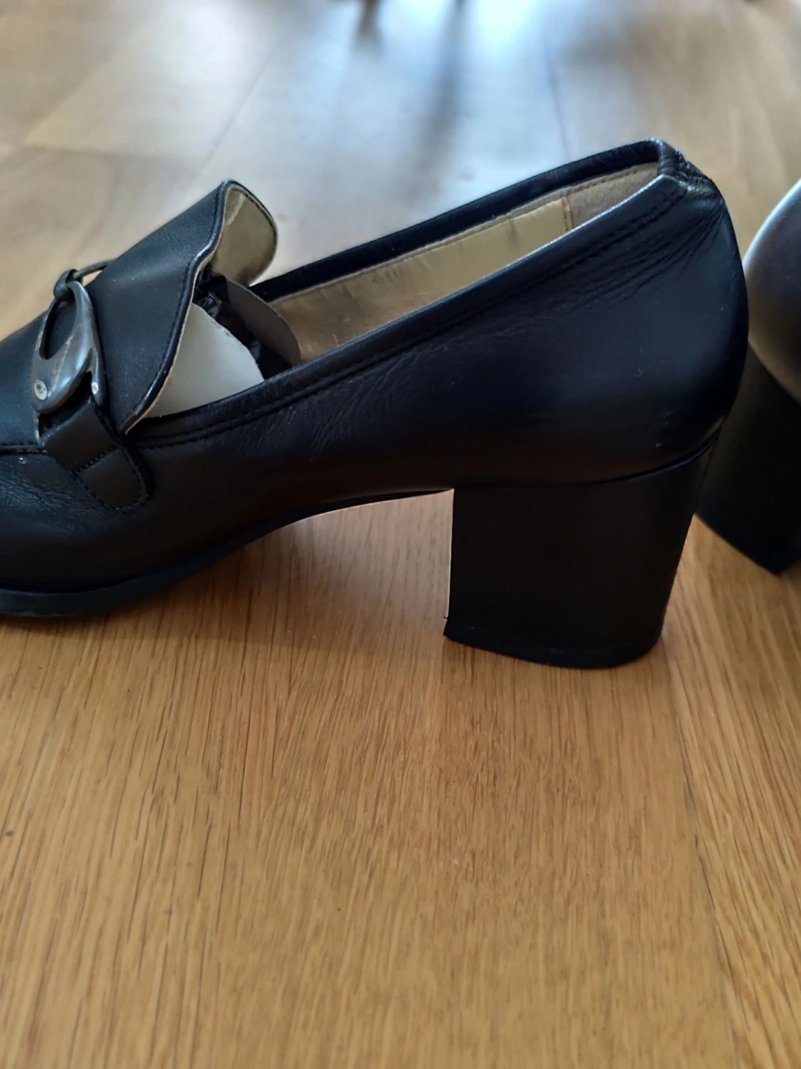 Svarta loafers med klack och metallspänne - 2