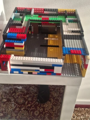 Stort blandat Lego byggset/300g - Säljer ett stort blandat Lego byggset med massor av färgglada klossar, hjul, plattor och specialdelar. Perfekt för dig som gillar att bygga egna kreationer eller vill komplettera din samling. Innehåller både stora och små bitar i olika färger och former.