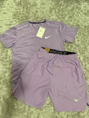 Nike -  Säljer detta stilrena och bekväma Nike träningsset i en vacker lila färg.båda helt nya och oanvända.