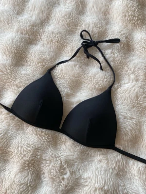 Svart knytbikini överdel med push up - Jättesnygg bikiniöverdel med push-up, köpt på Shein och använd 1 gång men den satt inte så bra på mig. Storlek S, vet tyvärr inte vad kupan är. Lapp bortklippt