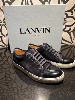 Lanvin cap toe - Lanvin cap toe i färgen mörkblå | Storlek: UK6 vilket motsvarar 40 men passar 41 | Skick: 9/10 mycket fint skick då dom är knappt använda | Allt tillbehör medföljer |  Vid fler frågor/bilder är det bara och höra av sig.