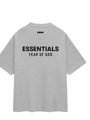 Grå Essentials Fear of God t-shirt - Snygg grå t-shirt från Essentials Fear of God med svart tryck på ryggen. Oversized passform och klassisk rund hals. Perfekt för dig som gillar streetwear och enkel stil.priset går att diskutera 