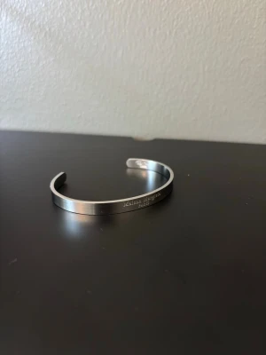 Maison Margiela armband - Snyggt stelt armband i silverfärgad metall från Maison Margiela. Armbandet har en minimalistisk design med diskret gravyr på utsidan. Perfekt accessoar för dig som gillar stilrena detaljer..                                      Använd någon gång endast! Har ej kvitto! 