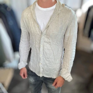 Linneskjorta -  Bra skick men skrynklig, något som löser sig lätt! Nypris ca 1700kr. Passar dig som är 180-190cm ungefär. Modellen är 185 cm, 75 kg. Alltid billigare pris vid köp av flera varor‼️🙌Svarar alltid på frågor eller funderingar! 