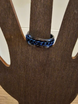 Ring roterbar - Ring punk-stil stressavlastande rostfritt stål. Roterbar kedjekedja. Storlek 11. Diameter 20,6 mm.