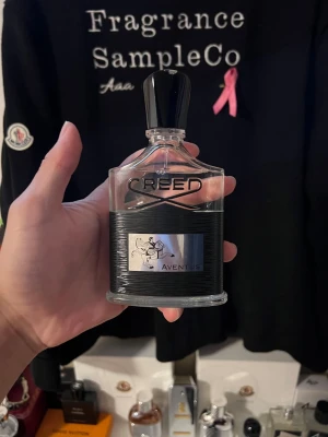 Creed Aventus EDP - Säljer nu en Creed aventus, rymmer 100ml och är bara testad, självklart äkta fråga gärna för fler bilder, bra pris då korken har lite färg löst och lådan har sett bättre dagar