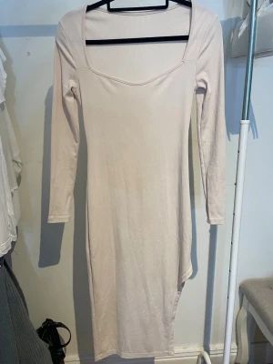 Beige klänning med slit - En beige klänning med en slits på vänster sida. Från Shein, storlek XS.