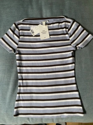 Randig ribbad t-shirt från H&M - Säljer en fin och skön t-shirt från h&m som är ny med prislappen kvar!