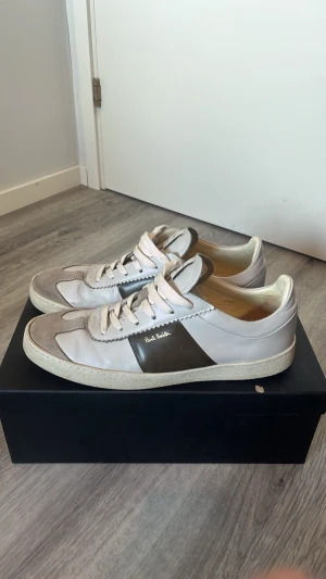 Paul Smith skor - Säljer ett par limited edition Paul Smith skor som inte längre tillverkas. Skorna har använts ett fåtal gånger och bedöms vara i ett bra skick. Snören och box ingår. Originalpris: 4300. Hör av er vid eventuella frågor, allt gott! 