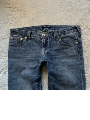Blå jeans från True Religion - Säljer truereligionjeans❣️bra skick!