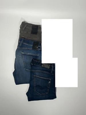 3X Replay Jeans Bundle - 👕 Plagg: Jeans                                                                                                                      🏷️ Märke/Modell: Replay anbass                                                ✨ Skick: Fint skick                                                        💬 Vid frågor är det bara att skriva!                                                                                          🛍️ Perfekt om du vill resella själv eller göra ett redigt kap //Gramenti