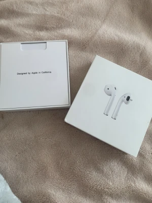 AirPods Gen 2💕 - säljer ett par AirPods gen 2 som funkar helt okej!💕 Ljudet funkar helt okej och man får med förpackningen & AirPod caset🪷 - Mycket bra skick, finns inga synliga defekter!!  VIKTIG INFO: Det kan vara så att den ena AirPoden laddar ur snabbare än den andra. Jag upplevde detta när jag använde dem tidigare, men eftersom jag inte har använt dem på ett tag är jag lite osäker på om det fortfarande är så.  Ville bara nämna det så att du är medveten om det innan köp🪷💌  Meddela mig vid fler frågor, bilder