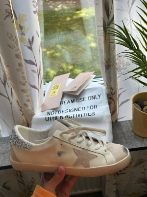 Vita Golden Goose - Snygga vita golden goose 