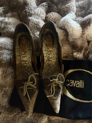 Just Cavalli klackar - Brand: Just Cavalli Size: 39 Condition: Amazing, only used a few times. Comes in original boxing. DM for questions🤍