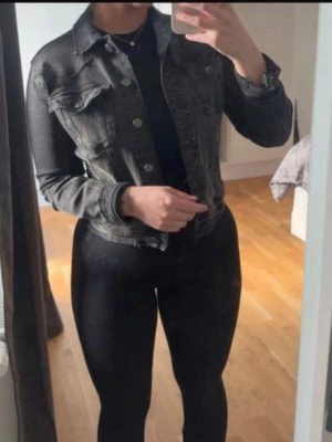 Jeansjacka  - Svart jeansjacka från Zara i storlek S. Stretchigt material.    Endast använd ett fåtal gånger och är i mycket fint skick. Säljs då den inte längre kommer till användning.  Katt finns i hemmet, produkten rollas av så gott de går. 