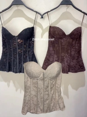 spetskorsettet - 3 Supersnygga korsett toppar i spets från Zara och stradivarius. Finns i svart, brun och vit. Alla storlek M. 340kr styck eller alla 3 för 700.