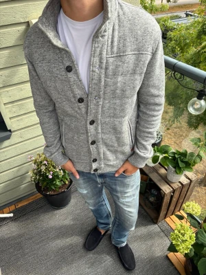 Grå cardigan tröja från Reserved & Co - Sjukt fet cardigan som sitter galet bra. Skriv vid funderingar och följ för mer!🤝