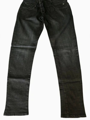 G-Star ROYCE Skinny WMN jeans blå-svart coated blank vaxad W31 L30 - Säljer mina G-Star ROYCE SKINNY WMN, SIZE 31, LENGTH 30, G-STAR RAW 3301 Denim. Mycket fint skick. Blå-svarta, coated modell med lätt blank vaxad yta och lite skrynklig finish som är del av designen, går så klart att ånga till slätare om man vill. Jag säljer dem som de är. Otroligt fint skick, knappt använda, coating hel utan flagor, inga hål eller fläckar. Mockalapp G-STAR bak, knappflärp i midjan, en bakficka med dragkedja och en med lock, vit bågsöm. Nypris ca 1 799 kr. Skriv vid frågor.