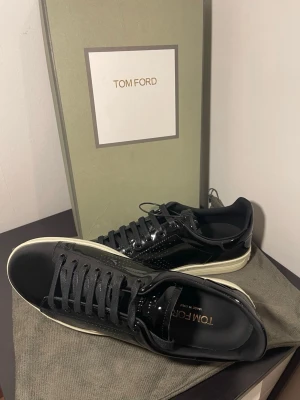  Tom Ford skor - Helt nya och oanvända Tomford skor allt som visas i bilden följer med skickas inom 24 timmar