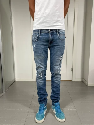 Replay Anbass Jeans - Säljer nu dessa Replay Anbass Jeans, W30 o L32 med mått ca 37,5 o 105 cm. Moddelen är 183 o väger 68 kg, skriv för fler bilder/frågor🙌🏼 