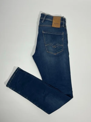 Replay anbass jeans hyperflex  - 👕 Plagg: Jeans                                                          📏 Storlek: 28/32                                                            🏷️ Märke/Modell: Replay anbass hyperflex                                                 ✨ Skick: Fint skick                                                        💬 Vid frågor är det bara att skriva!                                                                                          🛍️ Gramenti