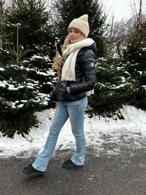 Moncler jacka bady - Säljer min nu min jättefina monclerjacka i modellen Bady, svart färg. Jackan är i jättefint skick förutom att dragkedjan i fram samt ena sidan tyvärr gått sönder - därav priset. Det går nog däremot lätt att laga. Kvitto, påse och ”skyddpåse” för jackan ingår!! Köptes på här på Plick för 3 år sen. Nypris idag är 17580 kr!! Vid snabb och smidig affär kan mitt pris förhandlas 💕. 