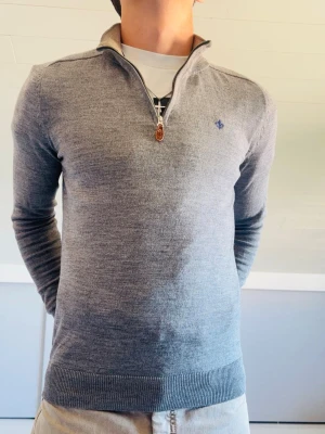 Morris Quarterzip i 100% Merinoull - En riktigt nice Morris quarterzip i 100% Merinoull, Inga defekter! Modellen i bilden är 170cm 60 kg och bär storlek S, Kom med frågor!🌟(Kan gå ned i pris vid köp av paket😉) 