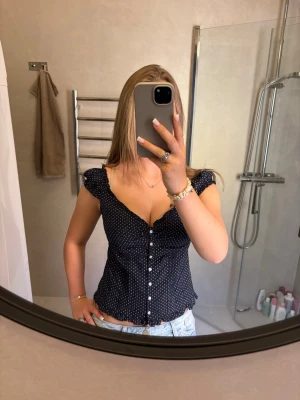 gullig blus - superfin blus som iprincip är helt oanvänd 💖💖💖