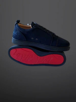 Mörkblå ”Christian Louboutin” sneakers - Storlek 41. Box meföljer vid köp!