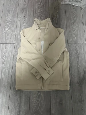 Beige overshirt med fickor - helt ny aldrig använd