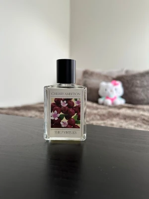 Cherry Ambition parfym The 7 Virtues - Cherry Ambition The 7 Virtues, ca en tredjedel kvar av flaskan🤍