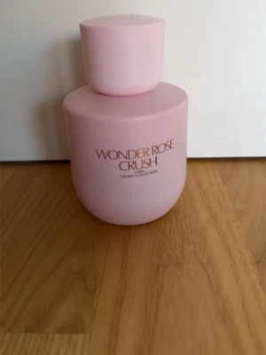 Wonder Rose Crush parfym rosa flaska - Säljer en Wonder Rose Crush parfym från Zara Crush Collection. Flaskan är rund och matt rosa med guldtext. Perfekt för dig som gillar blommiga och fräscha dofter. Snygg design som passar på sminkbordet.